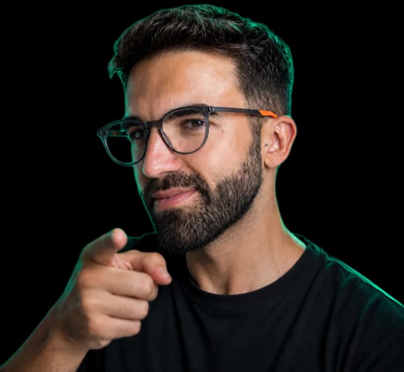 Javi, fundador de Tenderete Studio, señalando