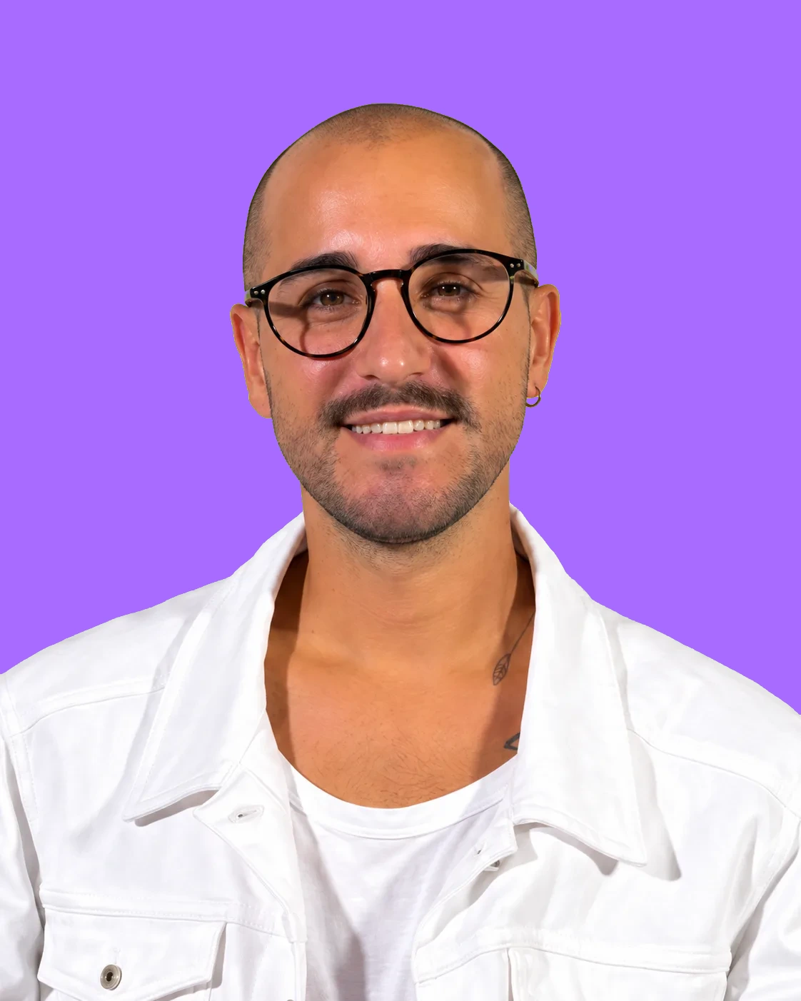 Retrato de Kotarito sonriendo, con gafas redondas y chaqueta blanca, sobre fondo verde lima