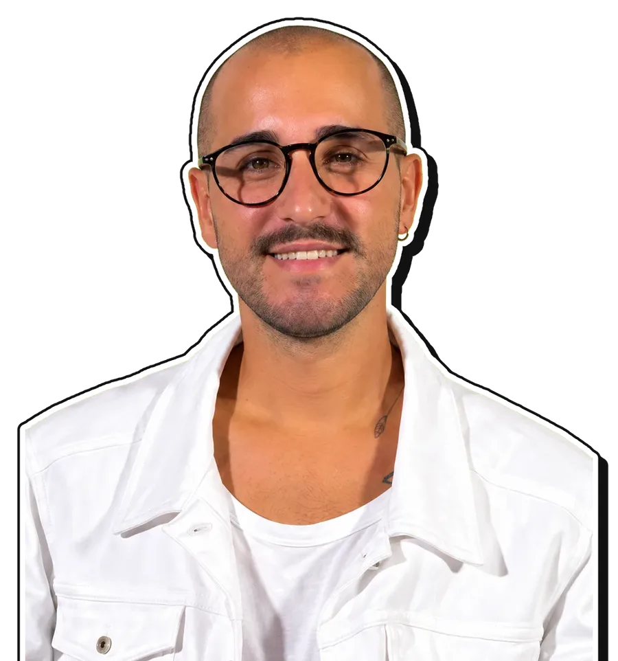 Kotarito sonriendo, con gafas redondas y chaqueta blanca